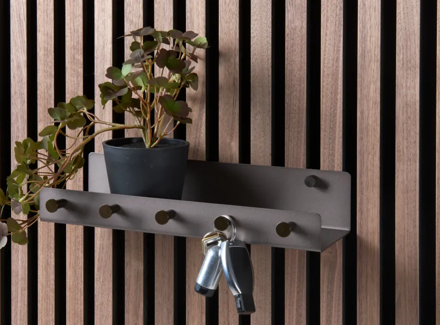 FibroTech Akustikpaneler & Tilbehør|hylde m/kroge 32 x 10,2 cm - stål Bruneret